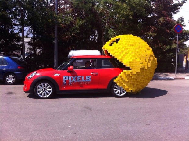 Publicidad de PÍXELS. ¿Os habéis cruzado con este coche?