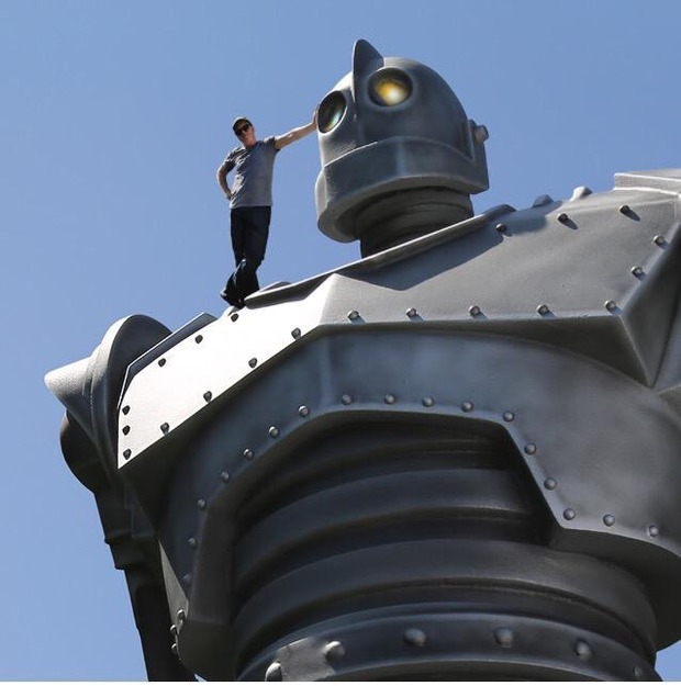 Ese de ahí arriba es BRAD BIRD.