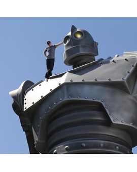 Ese de ahí arriba es BRAD BIRD.