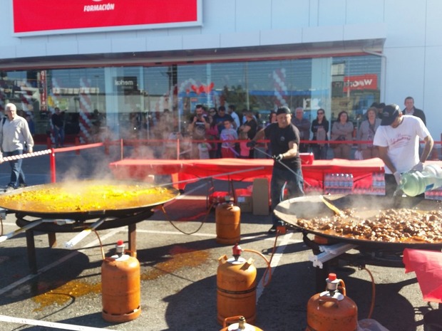 En el Media Markt de Alcorcón películas pocas ya, pero hoy han finalizado la fiesta de reapertura con una paella.