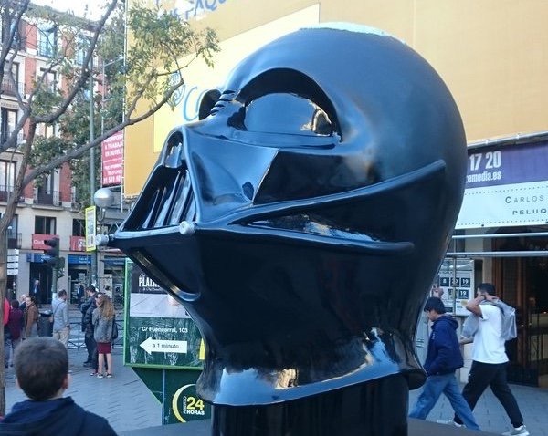 ¡¡Roban el casco de Darth Vader!! Es enorme, dónde diablos lo han llevado estos salvajes.