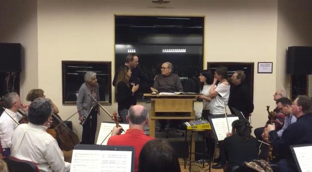 Dando la noticia de su nominación al Maestro Ennio Morricone.