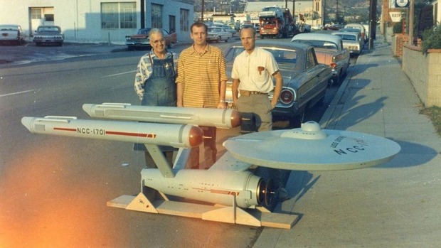 La maqueta original del Enterprise y sus constructores, Richard C. Datin Jr, Mel Keys y Vernon Sion.