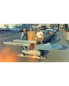 La maqueta original del Enterprise y sus constructores, Richard C. Datin Jr, Mel Keys y Vernon Sion.