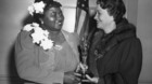 Hattie-mcdaniel-oscar-1940-por-lo-que-el-viento-se-llevo-eran-tiempos-mas-dificiles-y-lo-gano-c_s