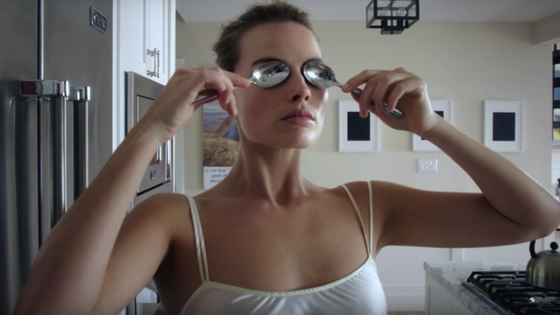 Margot Robbie a lo American Psycho.