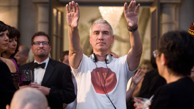 Roland Emmerich promociona 'Independence Day 2' calificando de "tontas" las películas de Marvel. No como las suyas que son profundamente intelectuales.