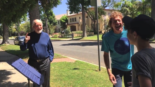 Se presentan ante la casa de John Williams y...