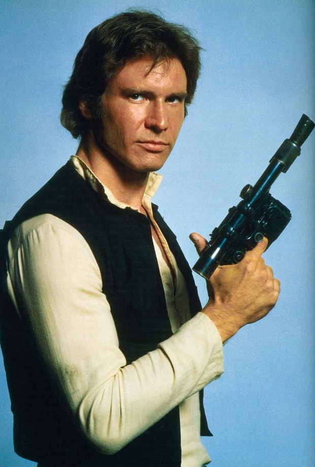 Y a todo esto, ya hace un año que nos dejó Han Solo. Un brindis por él.