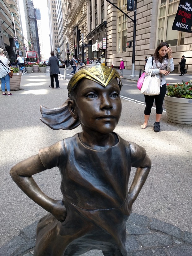 La Niña sin Miedo de Wall Street se apunta a la wonderwomanmanía.