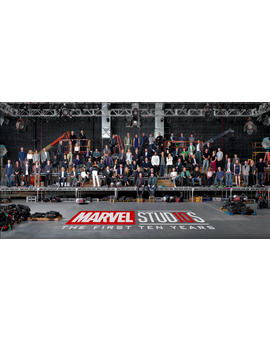 Foto conmemorativa de los diez años de Marvel Studios.