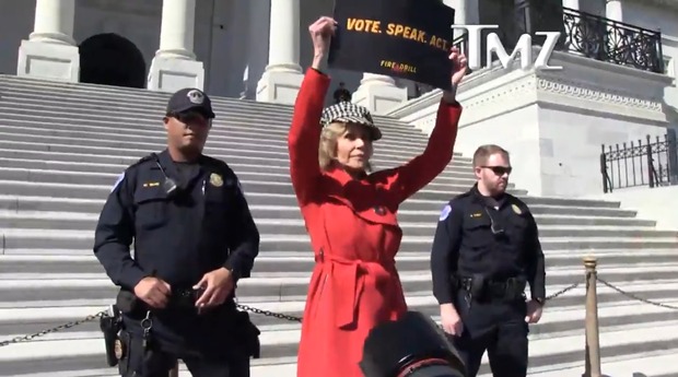 Jane Fonda (81 años) detenida como en los viejos tiempos.