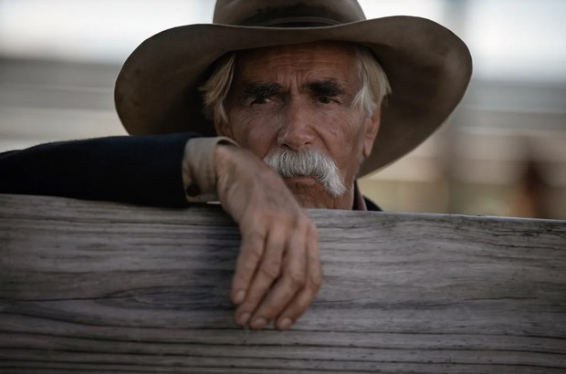 Sam Elliott se disculpa por sus palabras sobre 'El Poder del Perro'.