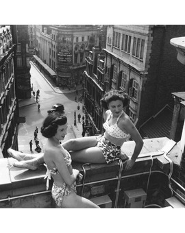 Por la película que proyectan en el cine del fondo podéis fechar la fotografía. Londres.