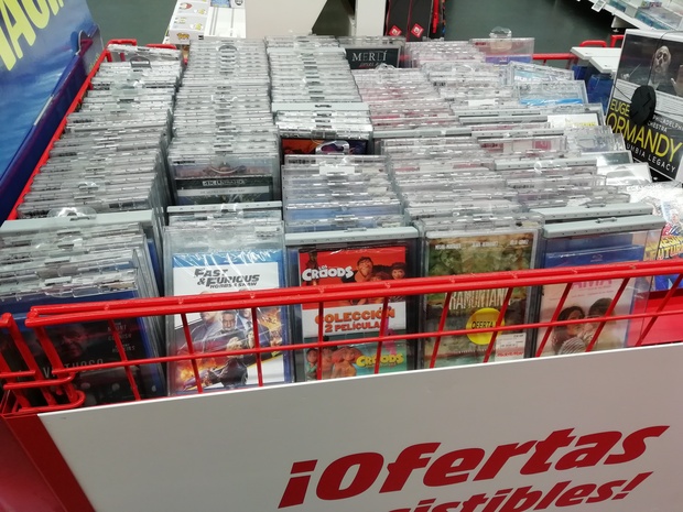 Lo que queda de la sección de cine de Media Markt Alcorcón.