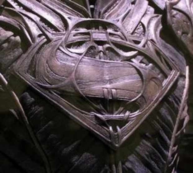 Detalle del emblema de Jor-El. Man of  Steel.