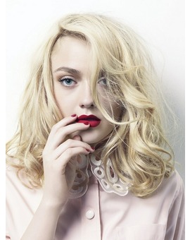 DAKOTA FANNING SERÁ LA ADOLESCENTE PAREJA DE ERROL FLYNN