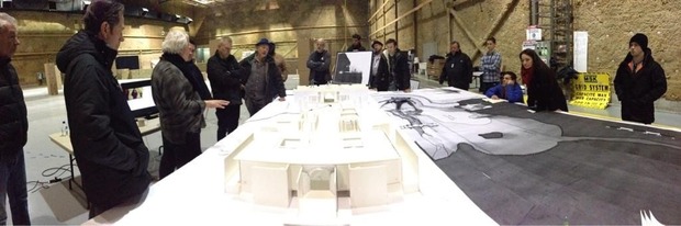 BRYAN SINGER EN EL DISEÑO DE DECORADOS, ESTUDIOS MELL, MONTREAL (X-MEN. DAYS...)