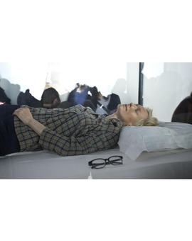 TILDA SWINTON, UNA OBRA DE ARTE VIVIENTE EN EL MOMA DE NUEVA YORK
