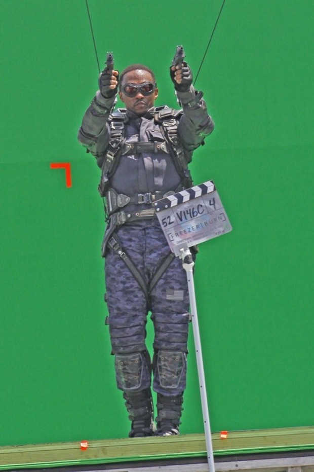 ANTHONY MACKIE COMO THE FALCON EN EL SET DE 'CAPITÁN AMÉRICA. 2'