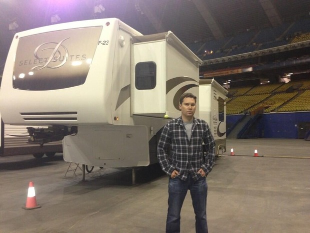 BRYAN SINGER EN EL CAMPAMENTO