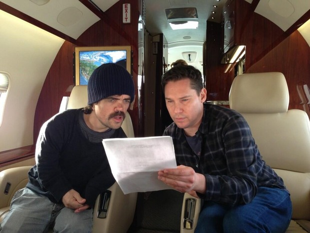 PETER DINKLAGE Y BRYAN SINGER PREPARANDO UNA TOMA (X-MEN. DAYS OF FUTURE PAST)