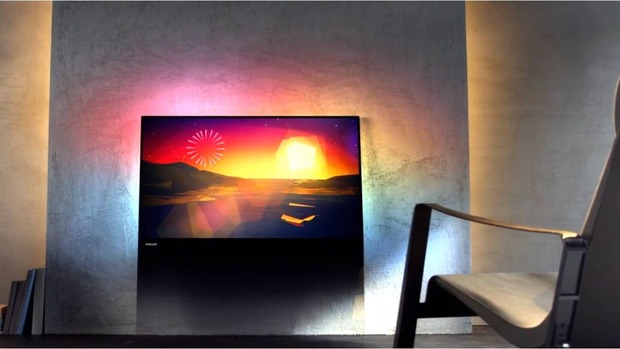 EL TV DEL FUTURO. UNA LÁMINA DE CRISTAL APOYADA EN LA PARED