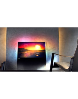 EL TV DEL FUTURO. UNA LÁMINA DE CRISTAL APOYADA EN LA PARED