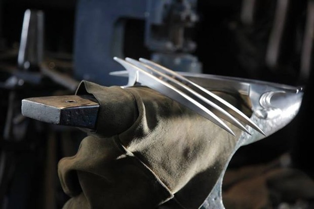 LOS ARMEROS DE 'MAN AT ARMS' FABRICAN UNAS CUCHILLAS DE WOLVERINE AUTENTICAS
