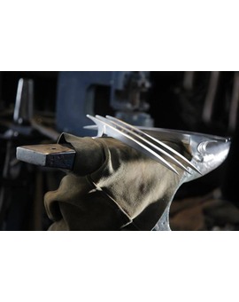 LOS ARMEROS DE 'MAN AT ARMS' FABRICAN UNAS CUCHILLAS DE WOLVERINE AUTENTICAS