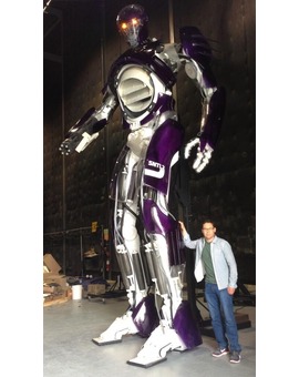 BRYAN SINGER CON UN CENTINELA