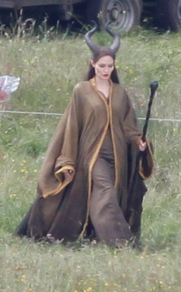 ANGELINA JOLIE EN EL RODAJE DE 'MALEFICENT' 4/4