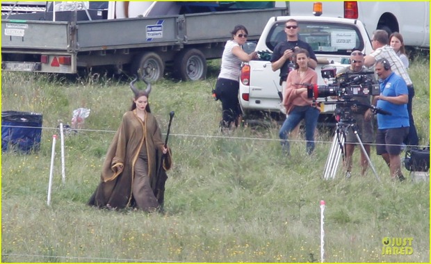 ANGELINA JOLIE EN EL RODAJE DE 'MALEFICENT'  3/4