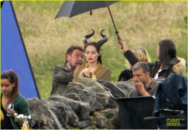 ANGELINA JOLIE EN EL RODAJE DE 'MALEFICENT'  2/4