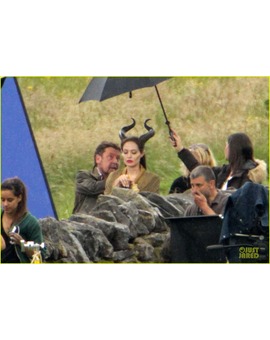 ANGELINA JOLIE EN EL RODAJE DE 'MALEFICENT'  2/4