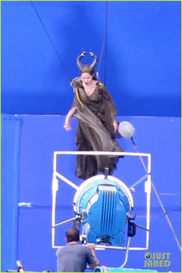 ANGELINA JOLIE EN EL RODAJE DE 'MALEFICENT'  1/4