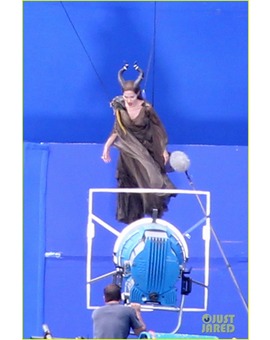 ANGELINA JOLIE EN EL RODAJE DE 'MALEFICENT'  1/4