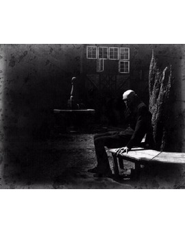 MAX SCHRECK DESCANSANDO ENTRE TOMAS. 'NOSFERATU' (1922). QUÉ FOTO MÁS INQUIETANTE.