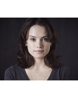 Daisy Ridley ('Star Wars VII) en el corto de SF 'BLUE SEASON' de Georgina Higgins y Lee Jones.