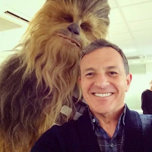 Primera imagen de CHEWBACCA en STAR WARS VII. Un selfie de Bob Iger (director ejecutivo de Disney).