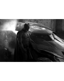 Zack Snyder ha publicado esta foto. Señoras, señores... BATMAN y el BATMÓVIL.