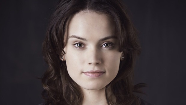 DAISY RIDLEY practicando acrobacias en 'STAR WARS VII'