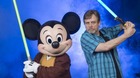 Mark-hamill-ya-empuna-de-nuevo-la-espada-laser-junto-a-su-nuevo-jefe-c_s