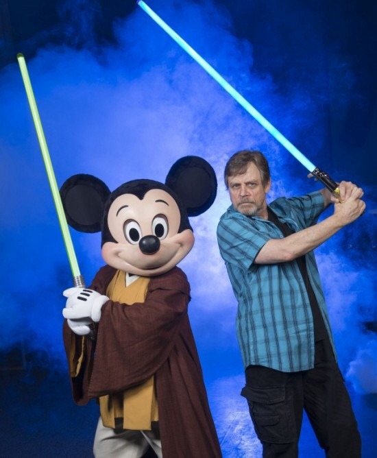 MARK HAMILL empuña de nuevo la espada láser junto a su nuevo jefe.