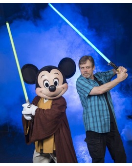 MARK HAMILL empuña de nuevo la espada láser junto a su nuevo jefe.