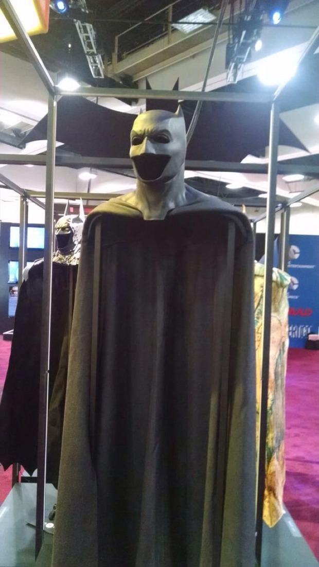 LA MÁSCARA Y LA CAPA del BATMAN de BEN AFFLECK en la CÓMIC CON