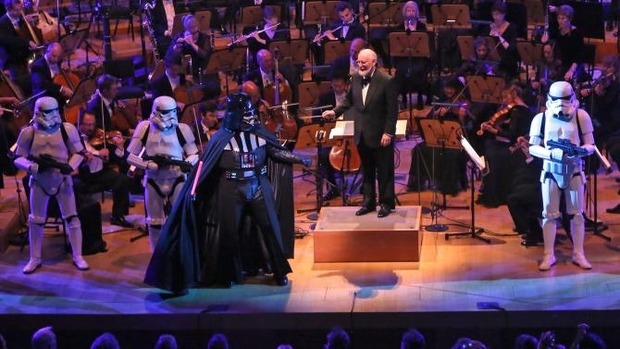 JOHN WILLIAMS homenajeado por DARTH VADER en un concierto