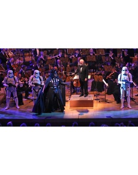 JOHN WILLIAMS homenajeado por DARTH VADER en un concierto