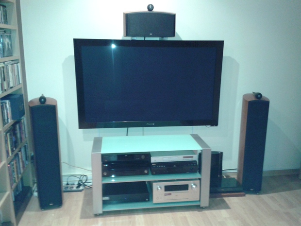 Despejando mesa para nuevo tv