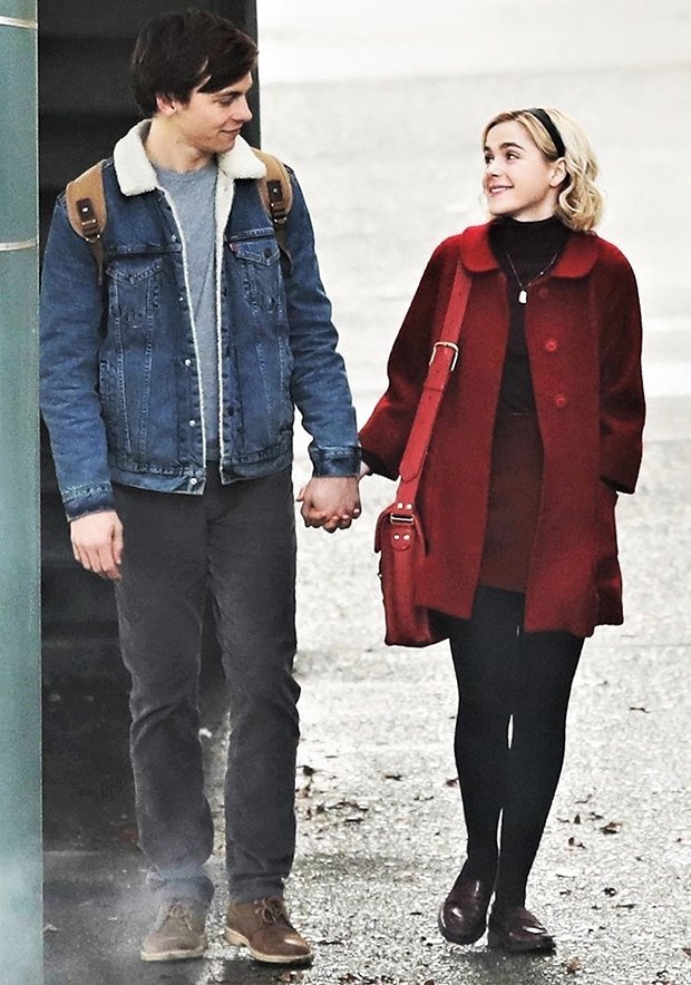 Kiernan Shipka y Ross Lynch como Sabrina y Harvey en la serie The Chilling Adventures of Sabrina